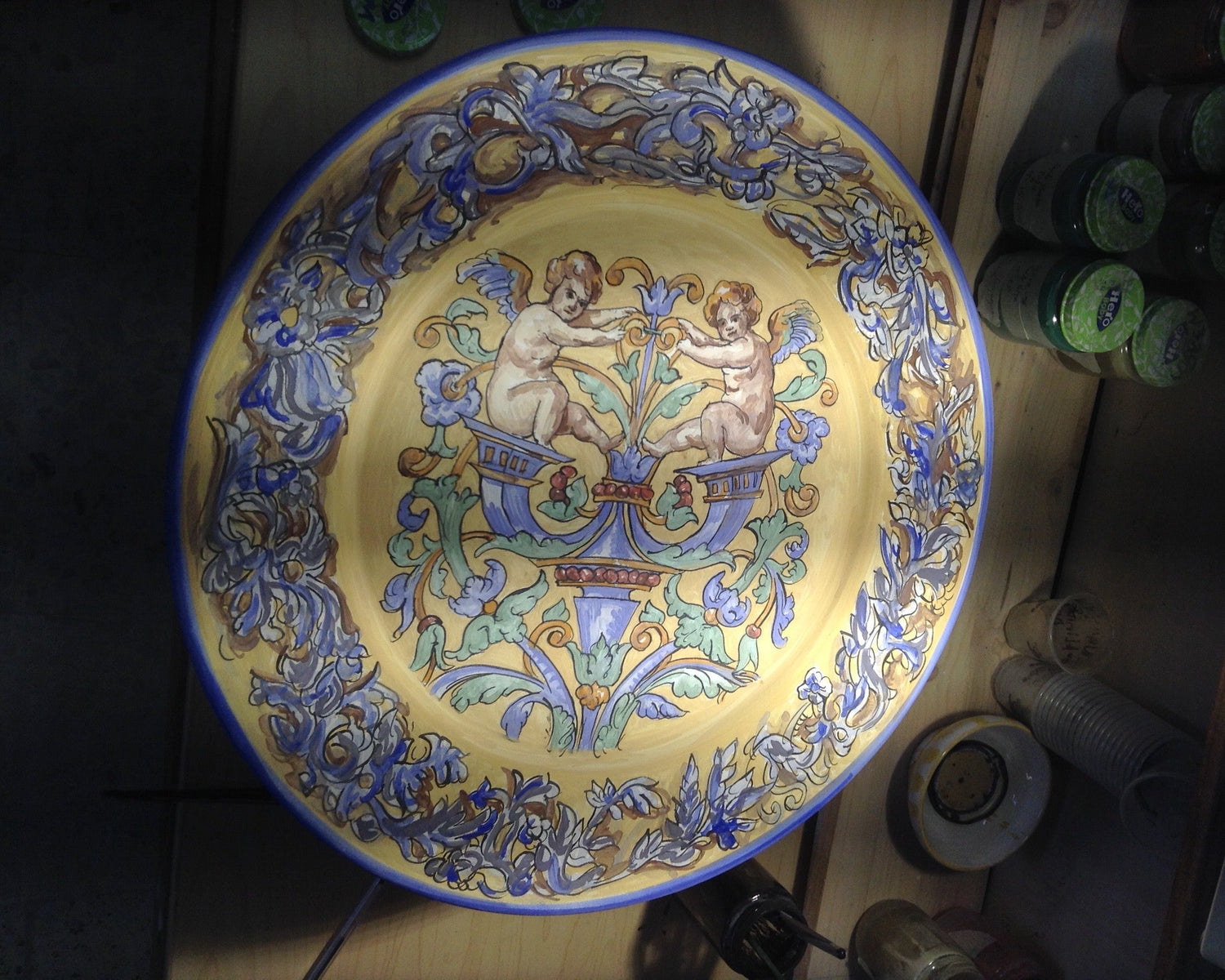 Reproducción artesanal de plato del s. XVIII Ø50 cm para colección particular — motivo y esmaltes fieles.