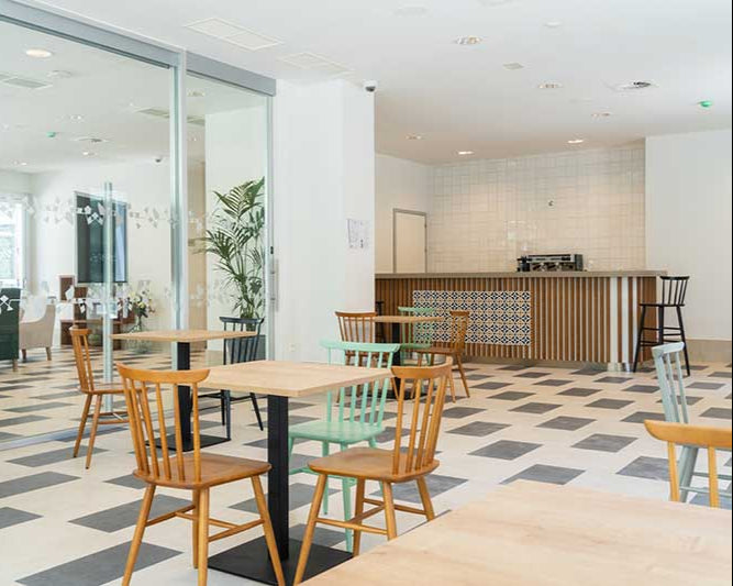 Frontal de mostrador con azulejo de arista 14×14 en Residencia de Mayores 5★ Ballesol — reproducción clásica y acabado duradero.