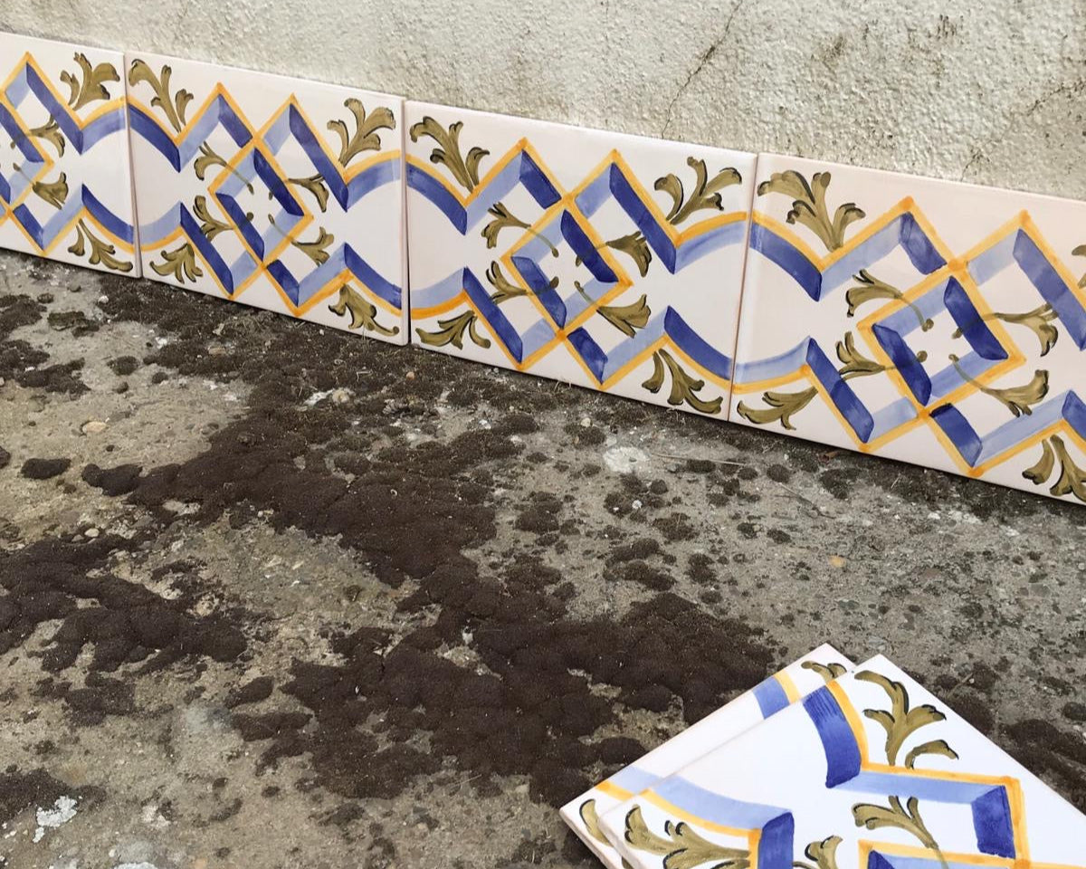 Reproducción de piezas cerámicas para la escalera de un cortijo del s. XVIII en Sevilla — integración homogénea con los originales.