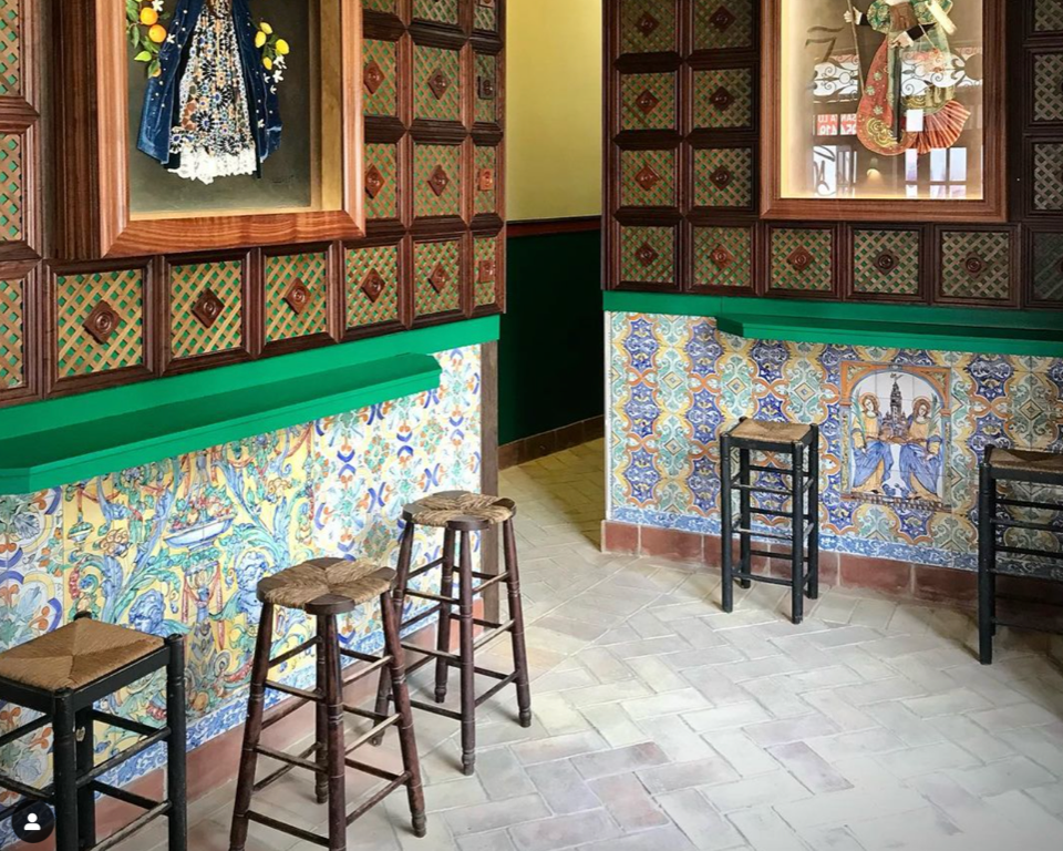 Zócalo regionalista, pilastras de bienvenida y techo con azulejo de arista por tabla en Taberna Zurbarán (Sevilla).